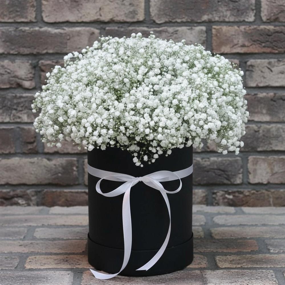 Цветочная композиция из Гипсофила в шляпной коробке в Вишневогорске