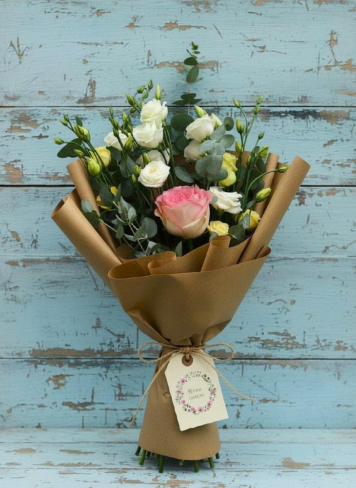 Букет цветов из: Розы и Лизиантусы в Вишневогорске