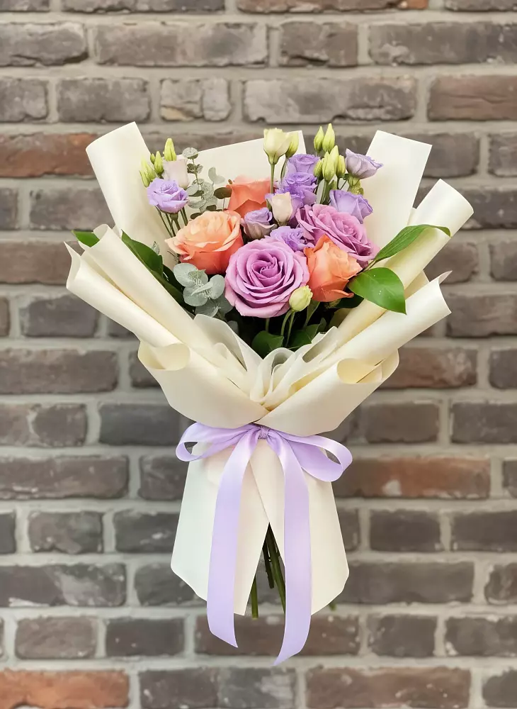 Букет цветов из: Лизиантусы и Розы в Вишневогорске