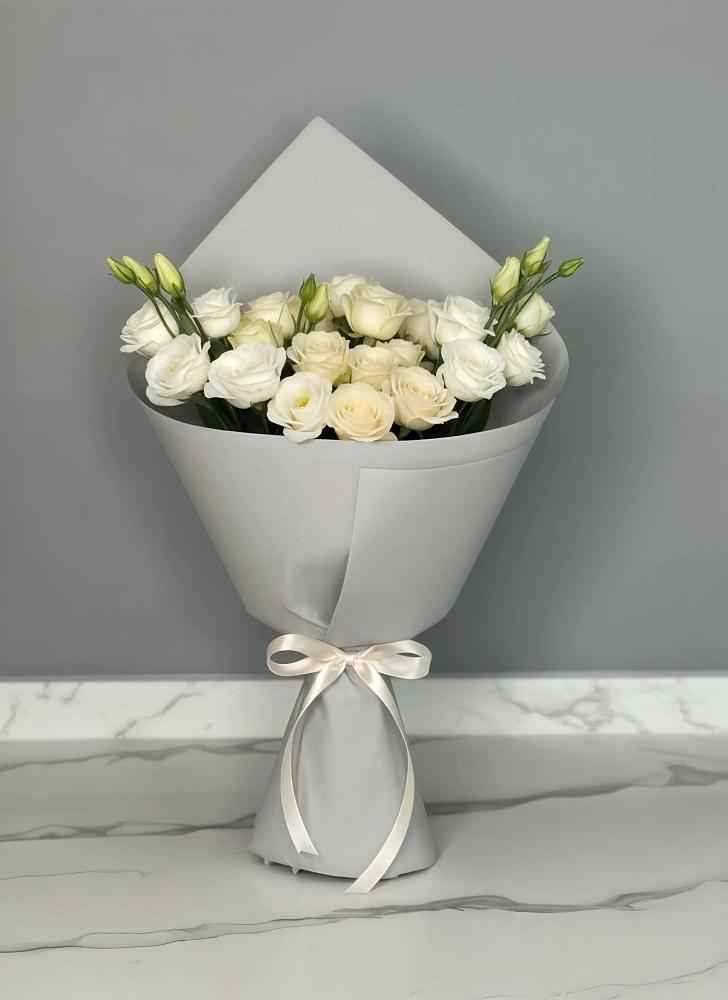 Букет цветов из: Розы и Лизиантусы в Вишневогорске