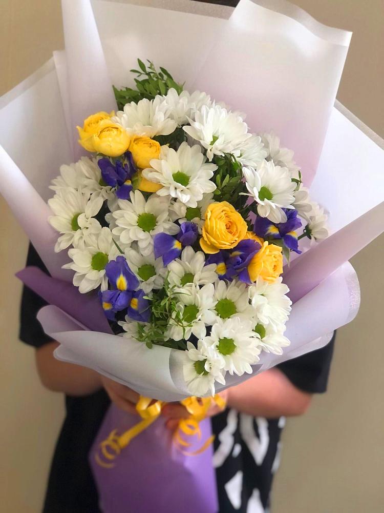 Букет цветов из: Ирисы, Хризантемы и Розы в Вишневогорске