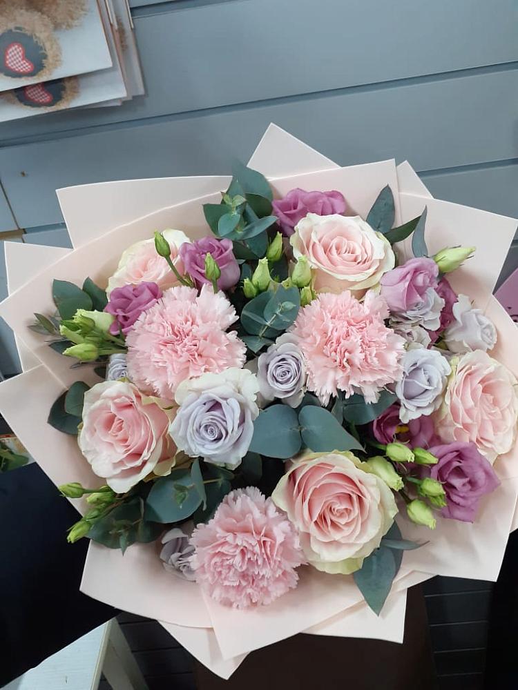 Букет цветов из: Розы, Гвоздики и Лизиантусы в Вишневогорске