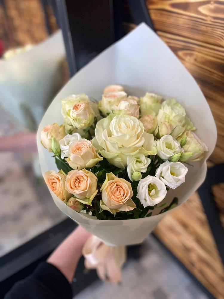 Букет цветов из: Розы и Лизиантусы в Вишневогорске